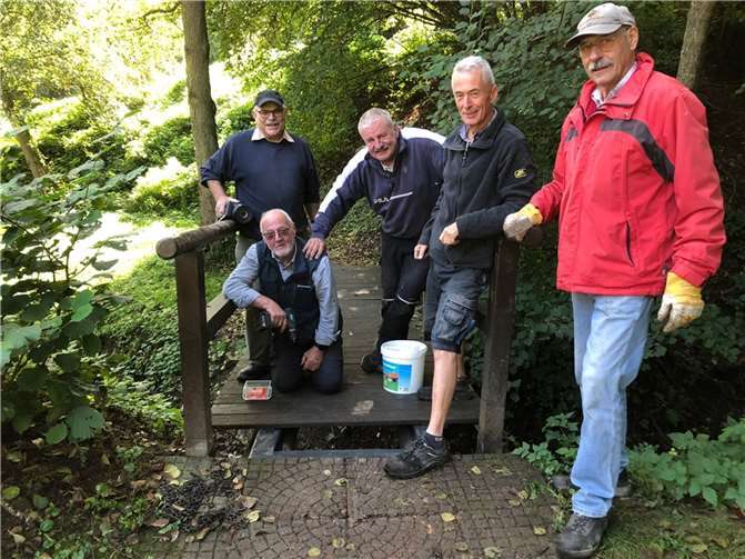 Vom Morschen zum Robusten: Erneuerung der Querstreben an der Mühlbach-Brücke. Quelle: Rhenser Teichteam