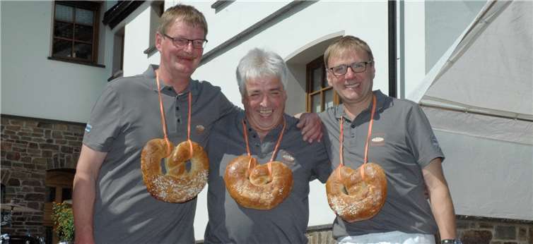Vom Nachbarn und ehemaligen evangelischen Pfarrer Joachim Keden mit dem Bäckerorden ausgezeichnet (von links): Backesverein-Vorsitzender Udo Heimer sowie die Bäcker Alfons Schneider und Ulrich Wagner.