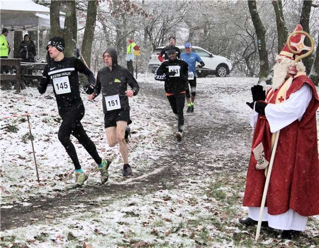 Vom Namensgeber der Waldlaufs angefeuert, machten sich die Läufer auf die weiteren Runden.