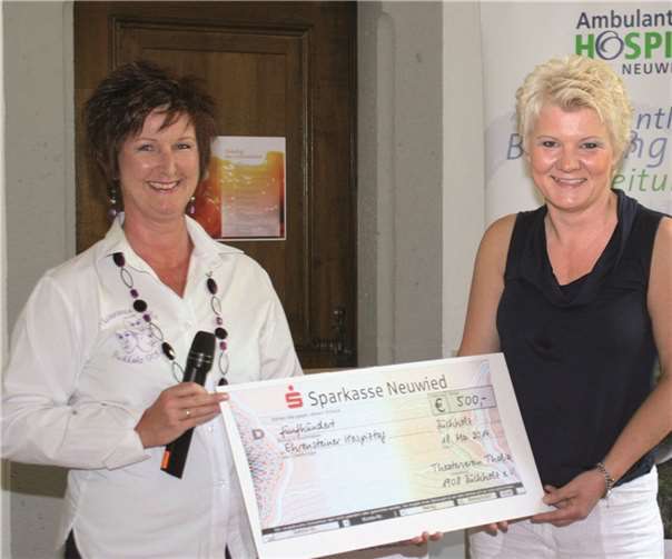 Vom Neuwieder Hospiz- Verein nahm Vorstandsmitglied Beate Christ (rechts) die Spende von der Vorsitzenden des Theatervereins, Petra Braun, dankend entgegen.