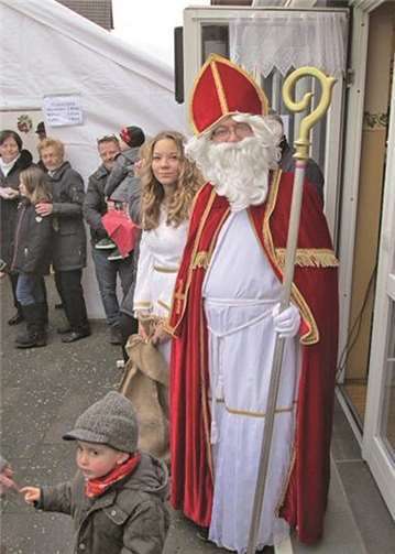 Vom Nikolaus persönlich empfingen die Kinder kleine Überraschungen. privat