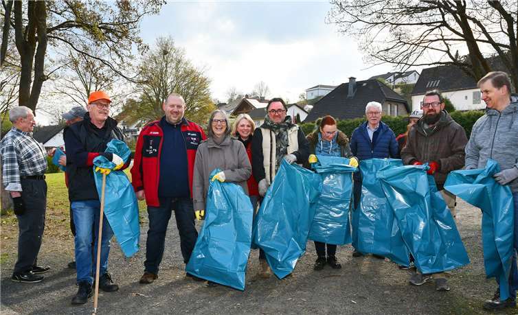 Vom Ortsvorsteher wurden in Westum leere Müllsäcke an die Helfer verteilt.Foto: -RASCH-