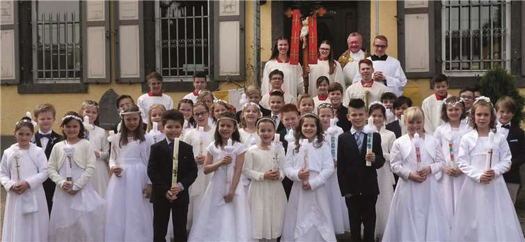 Vom Pfarrhaus aus gingen die Kommunionkinder in einer Prozession zur St. Cyriakus Kirche. -FRE-