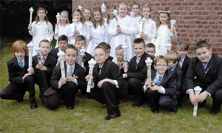 24 Kinder feierten erstmals das Sakrament der Eucharistie Vom Pfarrheim geht es gleich zur Pfarrkirche St. Kunibert. WEIGERT