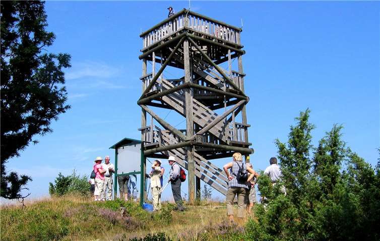Vom Plateau des Aussichtsturms bietet sich ein traumhafter Blick über die Hügel der Osteifel.Foto: privat