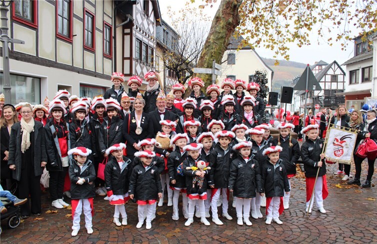 Vom Prinzenpaar über Vorstandsmitglieder bis hin zu den Funken – die Ahrweiler Karnevalsgesellschaft war in großer Zahl nach Heimersheim gekommen.
