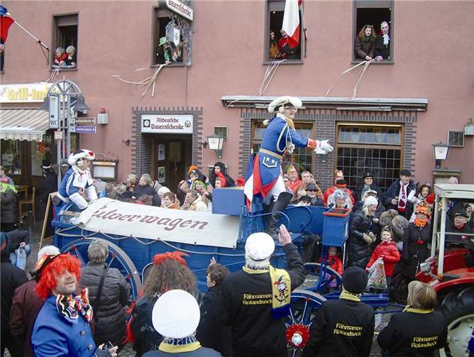 Vom Pulverwagen grüßten die Stadtsoldaten mit Kommandant Marcel Möcking.