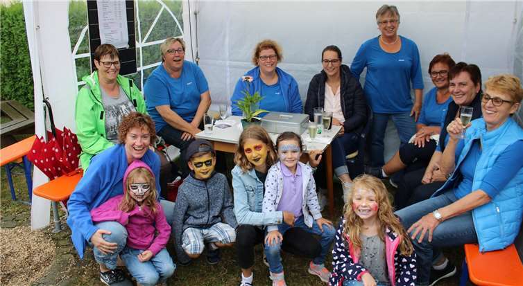 Vom Reibekuchenessen bis zum Kinderschminken – beim Sommerfest der Bölinger Möhnen war einiges los. Fotos: DU