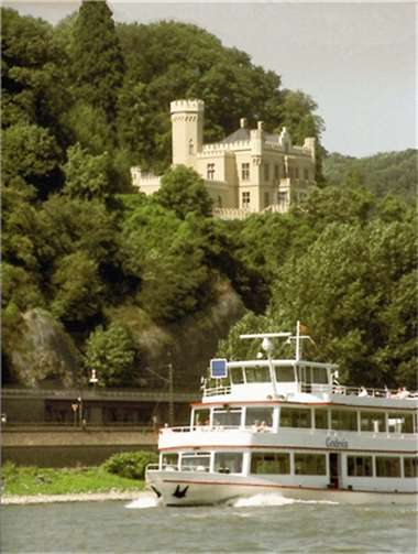 Ein Schlossherr reist von dannen Vom Rhein aus bietet das Schloss Marienfels ein prächtiges Bild und ist mit dem Besitzer Thomas Gottschalk eine Touristenattraktion.