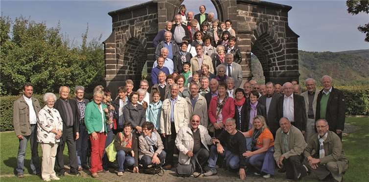 Vom Rhenser Königsstuhl aus konnten die Ausflügler den wunderschönen Ausblick über das Rheintal genießen. privat