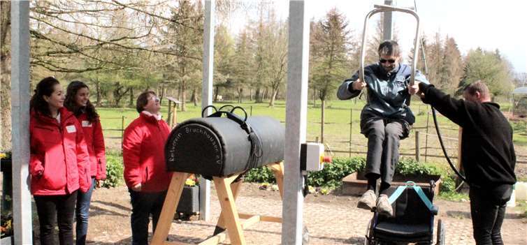 Vom Rollstuhl aus schwebte Christoph Conrad in der Aufstiegshilfe sicher Richtung Voltigierbock. Foto: DL