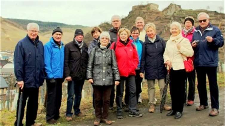Vom Rotweinwanderweg aus genossen die Wanderer aus Rheinbach herrliche Ausblicke ins Ahrtal und auf die Ruine Saffenburg. privat
