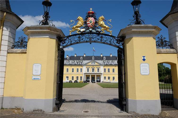 Vom Schloss Neuwied aus brechen die Kinder auf zu einem Innenstadtrundgang der besonderen Art.  Foto: Frank Blum
