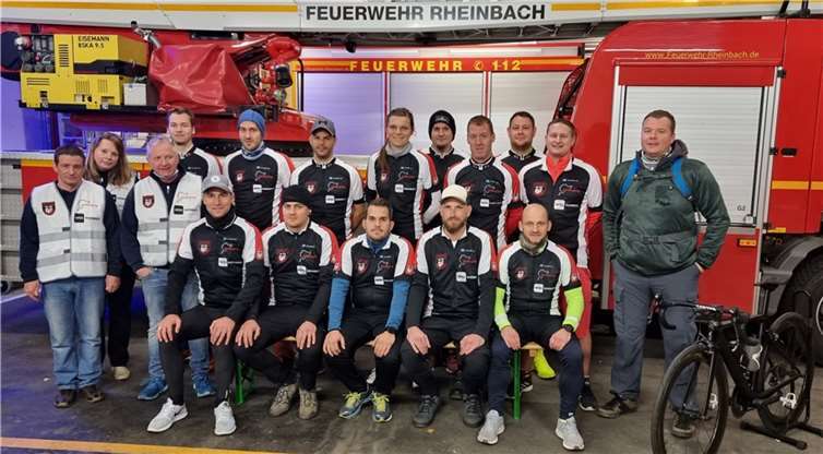 Rad ab in Rheinbach Vom Sonnenaufgang bis zum Sonnenuntergang sind unter der Flagge der Feuerwehr Rheinbach 16 Radfahrer und Radfahrerinnen auf einem Rundkurs insgesamt 1640,8 km rund um Rheinbach gefahren.Foto: privat