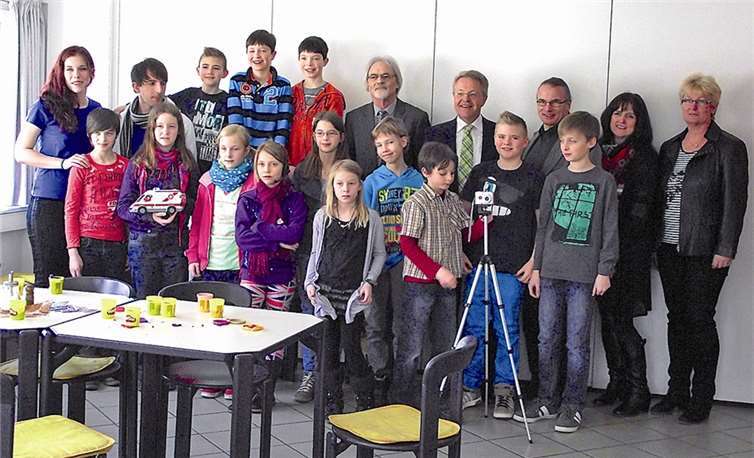 Vom Spaß der Kinder überzeugten sich: (Hinten v.r.) Heike Radermacher, Finanzamt Mayen, Lea Bales, Kreisverwaltung Mayen-Koblenz, Dr. Martin Fislake, Universität Koblenz-Landau, Elmar Schmitz, Volksbank RheinAhrEifel, Ottmar Nürnberg, Kreissparkasse Mayen sowie die Betreuer Anne Fehlberg und Nedzad Tepic-Weingarten (hinten v.l.). Privat