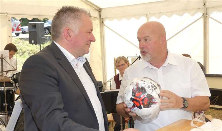 Vom Spielkreisvorsitzenden Karlheinz Doerschel gab esfür Michael Mertes den obligatorischen neuen Spielball.