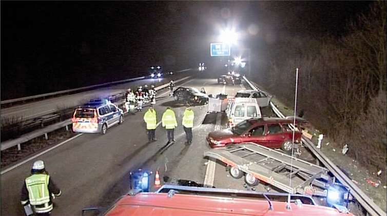 Vom Standstreifen aus wurde das Fahrzeug, das auf dem Anhänger stand, nach ersten Erkenntnissen durch ein auffahrendes Fahrzeug auf die Fahrbahn geschleudert. WinklerTV