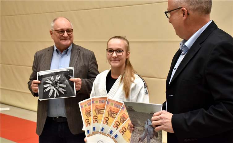Vom VDMS Vorsitzenden Arno Boes erhielt Francesca Bräse den Sonderpreis über 250 Euro. Fotos: HEP