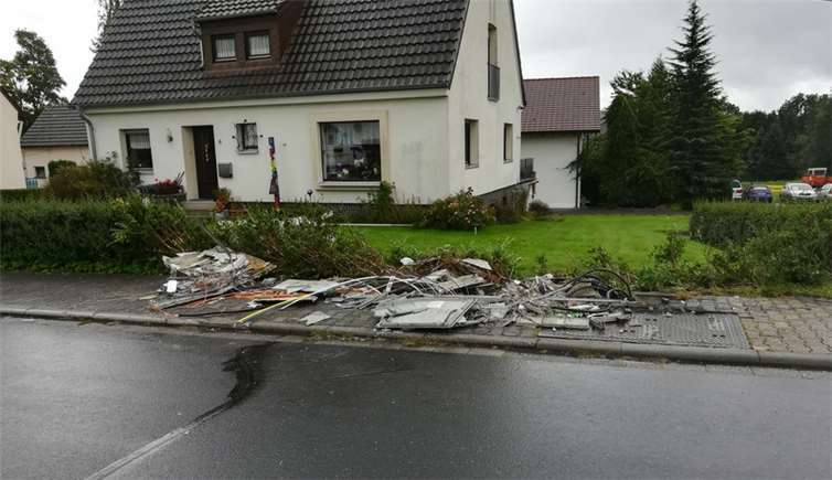 Vom Verteilerkasten und der Technik der KEVAG Telekom und VGMNet ist nur noch ein Trümmerfeld übrig geblieben. KEVAG Telekom