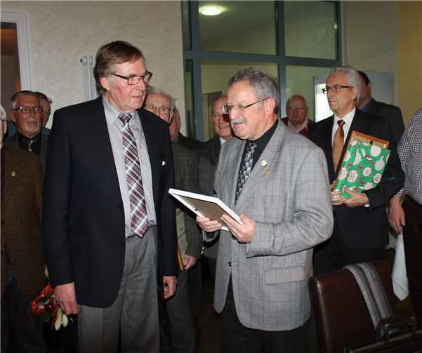 Vom Vorsitzenden des Kreis-Chorverbandes Mayen, Peter Weiler (r.) erhielt Bernd Strang eine Urkunde für 40 Jahre Vorstandstätigkeit im Polcher Männerchor.