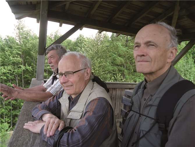 Vom Wachtturm auf dem Beulenberg sieht man bis weit in die Eifel. Manfred Müller weist auf das Ahrtal.