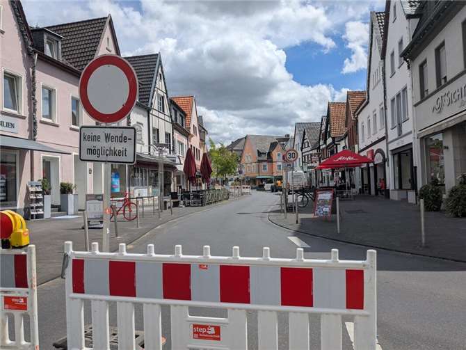 Vom Wilhelmsplatz aus ist die Rheinbacher Hauptstraße gesperrt. Fotos: KS