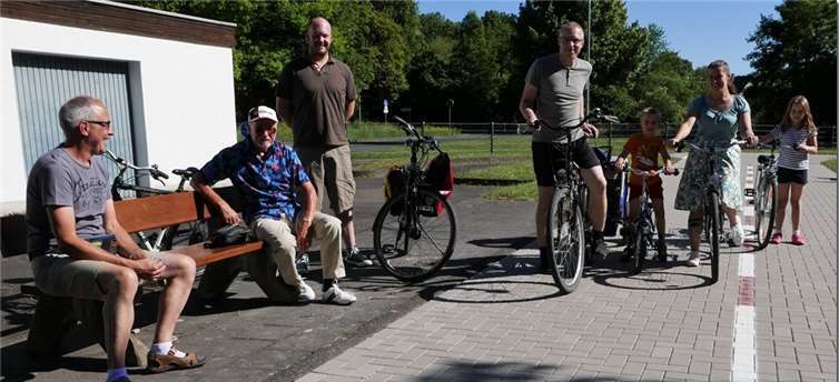 Vom der gelungenen Erneuerung des Verkehrskindergartens überzeugten sich die Vorstandsmitglieder Wolfgang Hardt, Romed H. Kaufhold und Stefan Busch des CDU-Ortsverbandes Niederbieber –Segendorf mit Torney, Rodenbach und Altwied. Und die die Familie Enns ging schon mal an den Start mit Kind und Kegel.Foto: Gerhard Neumann