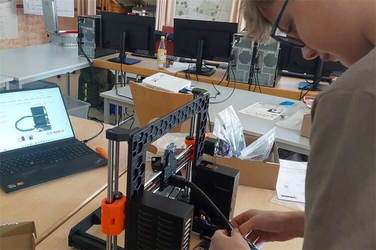 Vom digitalen Entwurf zum 3D-Modell: Der Drucker wird gemeinsam aufgebaut.