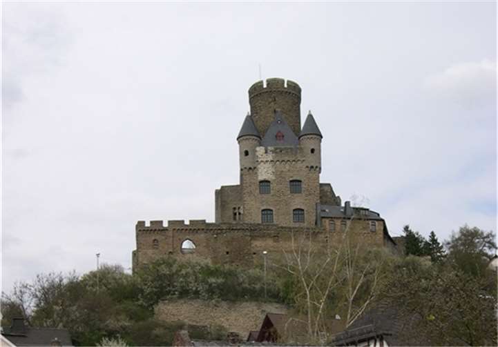 Vom hohen Bergfried der Burg Schwalbach hat man einen Blick weit ins Aartal.privat