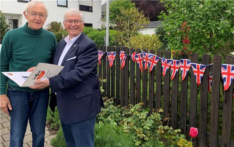 Vom königlichen Krönungswochenende direkt in die Feierlichkeiten zum 80. Geburtstag. Zum ehrenvollen Anlass überreichte Stadtbürgermeister Gerhard Hausen „Mr. Kulturstadt“ Rex Stephenson neben einem Weinpräsent auch die Urkunde der Stadt Unkel.  Foto: Kulturstadt Unkel / Thomas Herschbach