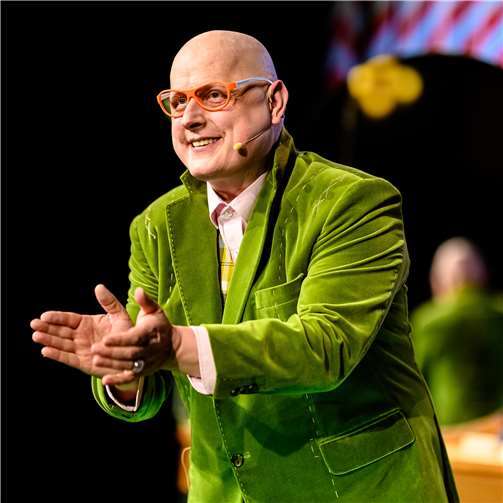 Vom netten Motivationstrainer zum Despoten ist der Weg nicht weit. Foto: Schlosstheater