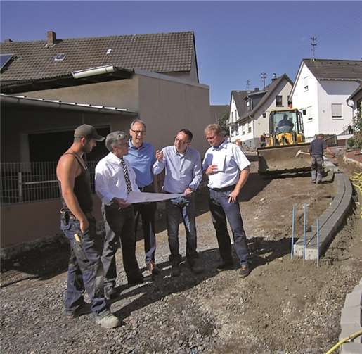 Vom planmäßigen Verlauf der Arbeiten in der Koisdorfer Römerstraße überzeugten sich (v.r.) Norbert Stockhausen, Achim Funk, Karl-Heinz Arzdorf und Wolfgang Kroeger. René Hess (Mitarbeiter der ausführenden Bau-Firma Ehlenz) informierte über die aktuellen Arbeitsschritte.Stadt Sinzig