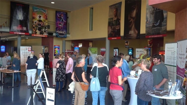 Von 15 bis 19 Uhr konnten sich Besucherinnen und Besucher an verschiedenen Informationsständen über die Arbeit regionaler Einrichtungen aus den Bereichen Hospiz- und Palliativarbeit informieren. 