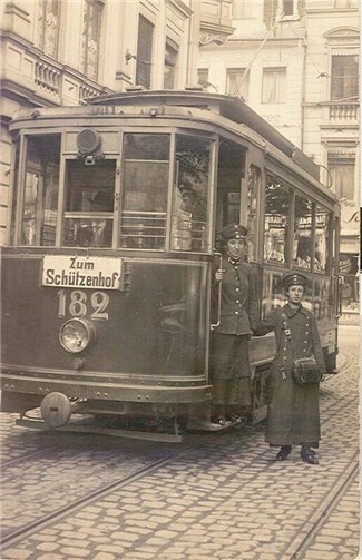 Von 1899 bis 1967 fuhr die „Elektrisch“. Die erste elektrische Straßenbahn in Koblenz fuhr vom heutigen Görresplatz bis zum Schützenhof.