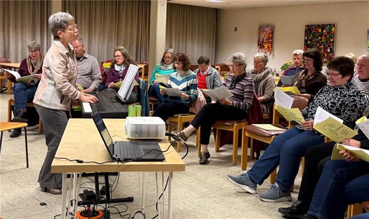 Von 19 bis ca. 21.15 Uhr nehmen Marion Oswald und Petra Frey die Teilnehmer mit auf eine musikalische Weltreise mit Liedern u.a. aus Kuba, Vanuatu, Philippinen, Taiwan, Simbabwe oder Slowenien in deutscher Fassung.