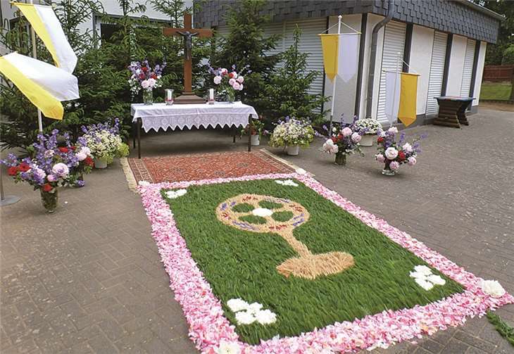 Von 9 Uhr an waren die Eingeteilten von Schooss und Lind mit Eifer bei der Sache, um einen wunderbaren Blumenteppich vor dem geschmückten Altar herzurichten.privat