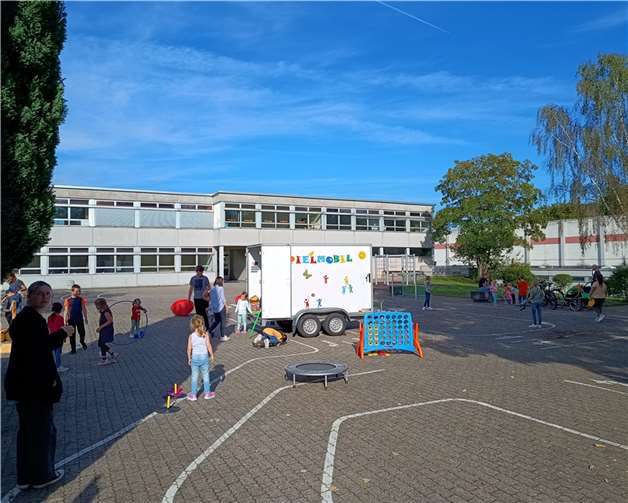 Von American Football bis Hula-Hoop, die vielseitigen Aktivitäten für die Jugend begeisterten. Foto: VG Weißenthurm / Andrée Garmjin