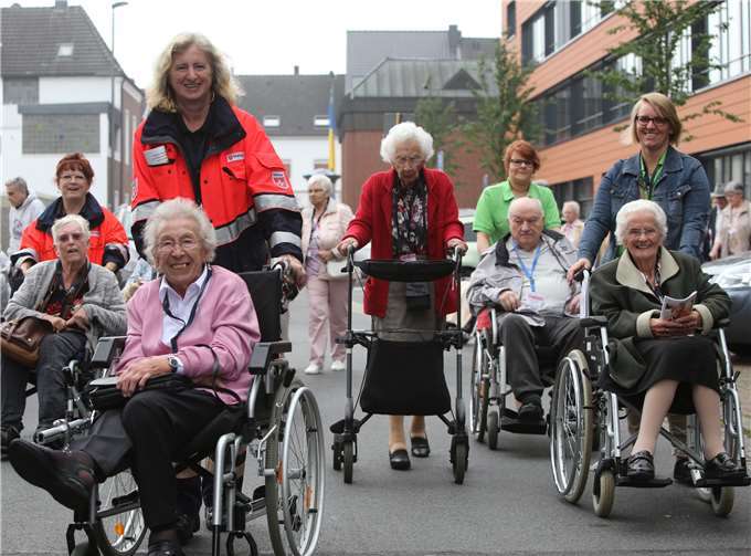 Von Anbeginn der Reise nach Kevelaer und bis zur Rückkehr nach Meckenheim stehen den Pilgernden erfahrene Malteser zur Seite. Foto: Malteser Köln / M. Scheffler