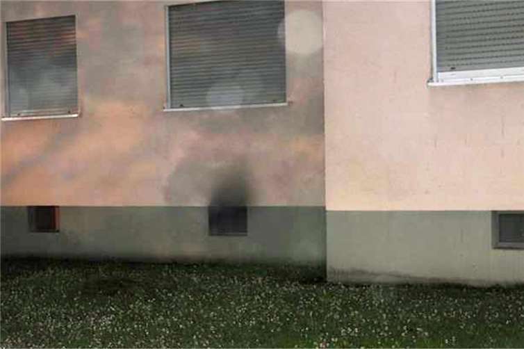 Von Außen war nur der austretende Rauch aus einem Fenster zu sehen.. Foto: Polizei