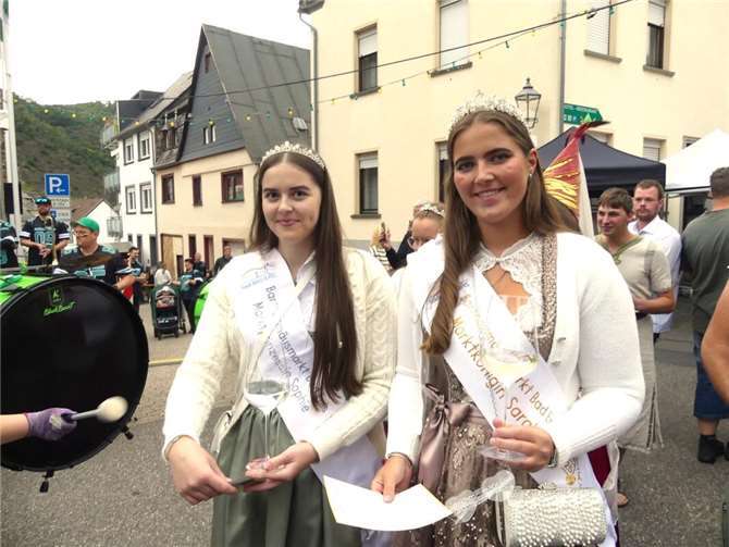 Von Bad Ems waren als besondere Ehrengäste Bartholomäus-Marktkönigin Sarah und Und ihre Prinzessin Sophie vertreten.