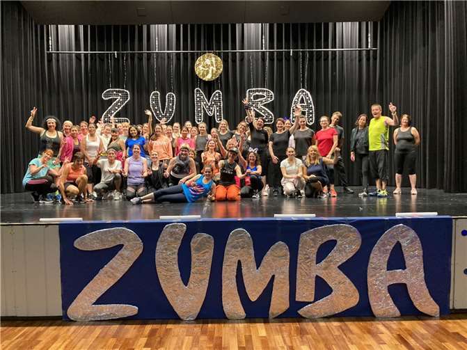 Von Barbie-Girl bis ZUMBA-Beats: Vielseitigkeit und Spaß in Mülheimer Rheinlandhalle. Quelle: TV 05 Mülheim