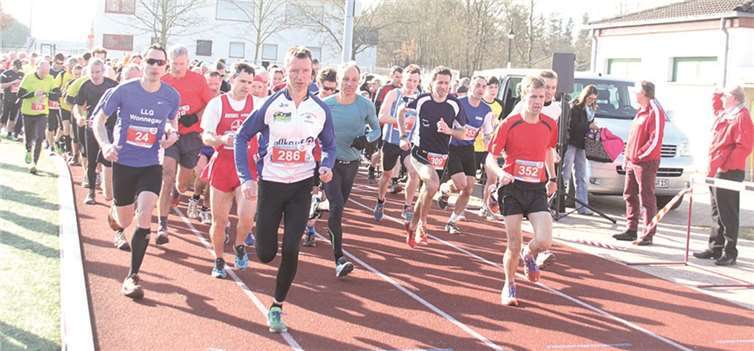 Von Beginn an vorne mit dabei waren die später Sieger  Roland Stutz (Nummer 24), Christian Schirndlatt (309) und Thomas Gilberg (309).TH