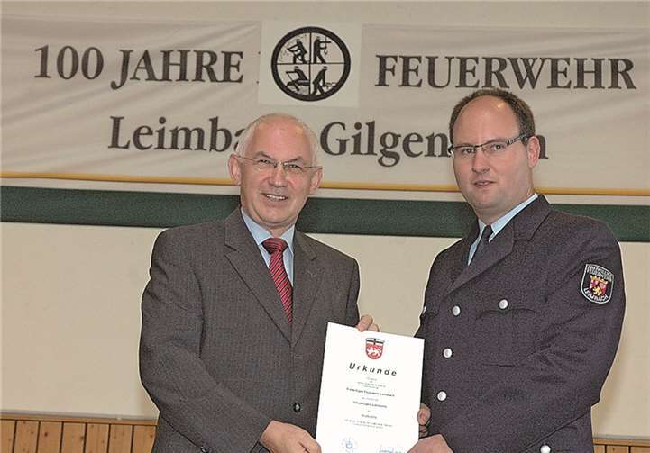 Von Bürgermeister Hermann-Josef Romes gab es die Urkunde der Verbandsgemeinde Adenau.