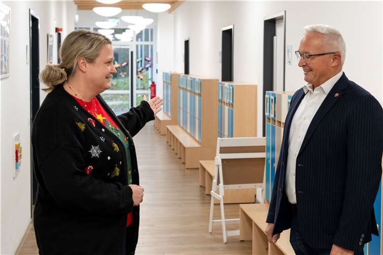 Von Daniela Polifka, Leiterin der KITA Regenbogenland in Niederbreitbach, ließ sich Landrat Achim Hallerbach die Erweiterungsmaßnahmen erläutern.  Foto: Martin Boden / Kreisverwaltung Neuwied.