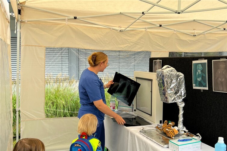 Von Dienstag, 18. August, bis Donnerstag, 20. August, öffnet das Teddybärkrankenhaus am Kemperhof seine Türen und lädt kleine Besucher dazu ein, spielerisch den Krankenhausalltag kennenzulernen.