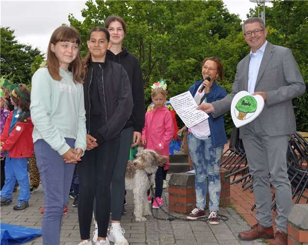 Von Diplom-Biologin Silvia Johna (2.v.r.) moderiert, übergaben Helenna Esch, Anna Phlul und Jana Roth (von links) dem Ersten Beigeordneten Hans Dieter Wirtz (rechts) Brief und Bild für Bürgermeister Holger Jung. Foto: Stadt Meckenheim