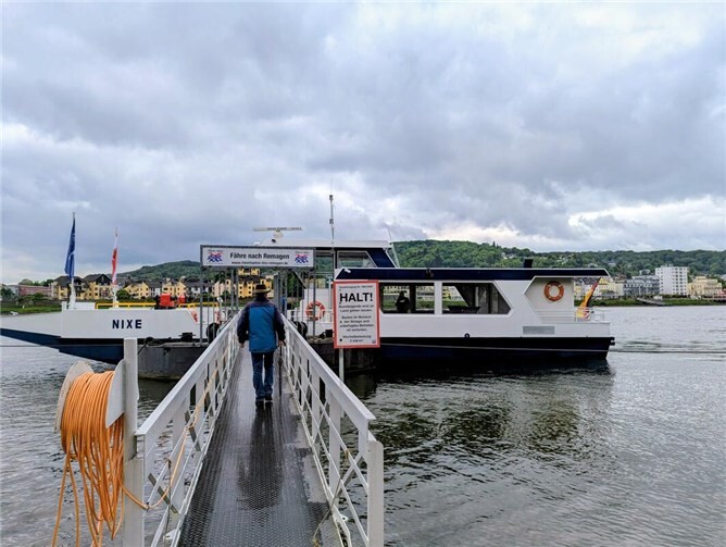 Von Erpel nach Remagen und zurück: Die Personenfähre „Nixe“ ergänzt den Schienenersatzverkehr bei der Korridorsanierung Rechter Rhein.