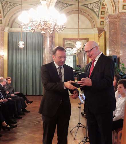 Von Franz Lehmler (r.) gab es für Josef Oster eine Uhr als symbolhaftes Geschenk.BSB