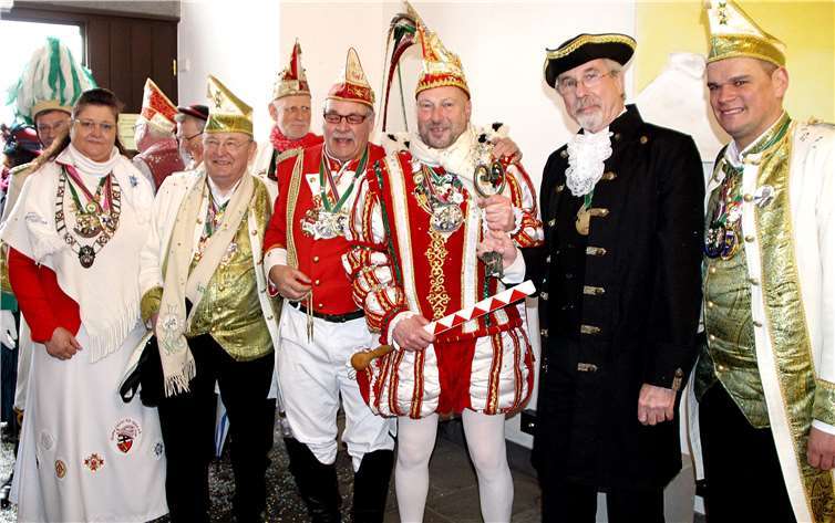 Von Hajo I. wieder vor sein Allerheiligstes gezerrt, wollte sich der Bürgermeister immer noch nicht so recht vom Stadtschlüssel trennen. Fotos: DL