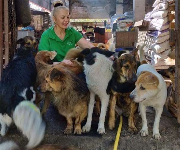 Von Herzen dankt Tierheim-Leiterin Dr. Ing. Carmena Serbanoiu den Spenderinnen und Spendern, die ihr helfen, die Vierbeiner zu versorgen.